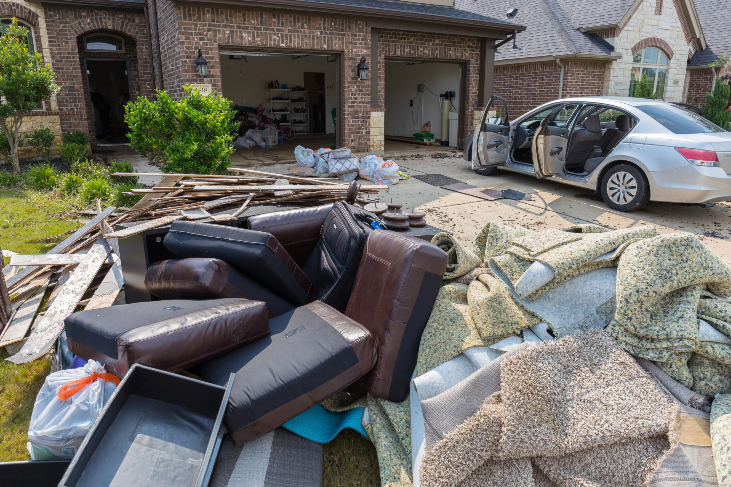 How Moving Partners Can Help Store Furniture During an Emergency Restoration?