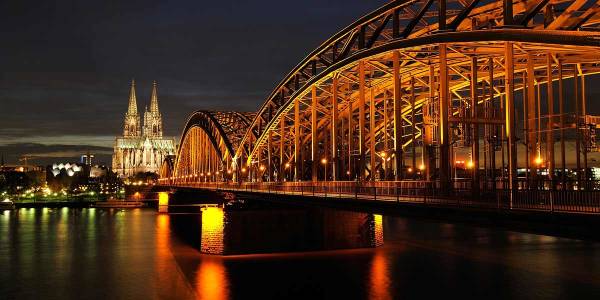 Rheinbrücken in Köln am Abend