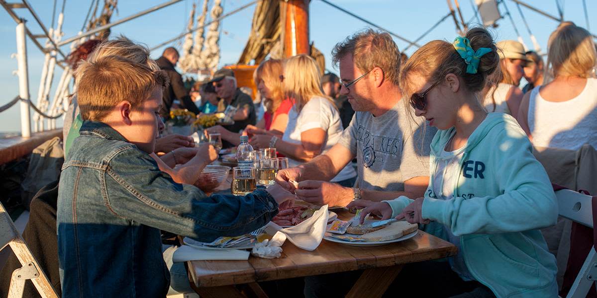 Family eating schrimps on a boat in the Oslo fjord - Photocredit Thomas Johannessen
