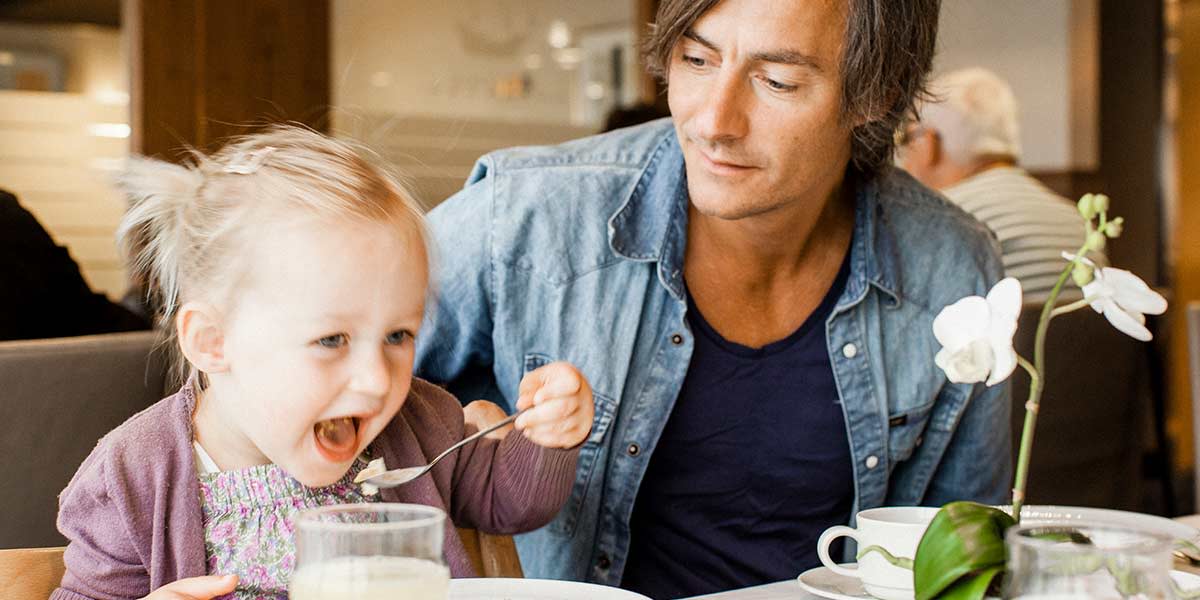 Vater und die Tochter essen Frühstück zusammen