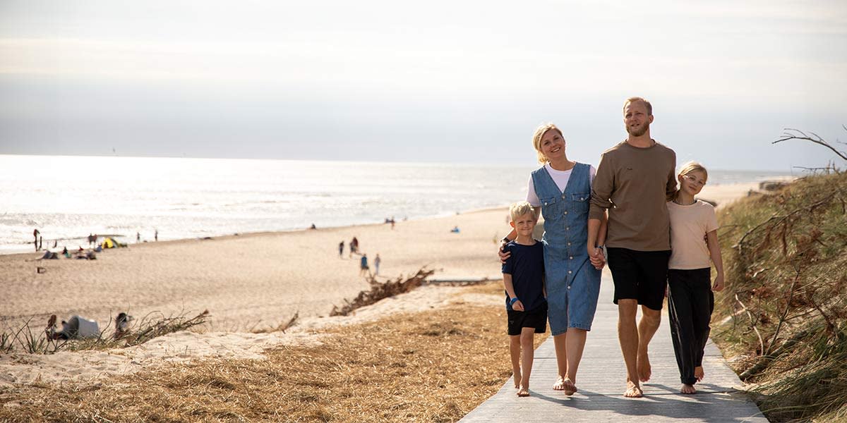 Familie på stranden i Danmark