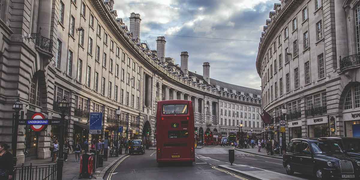 London med tradisjonelle røde busser