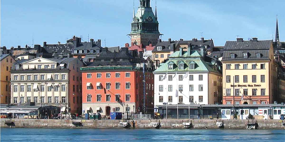 Kolorowe budynki przy promenadzie w Sztokholmie