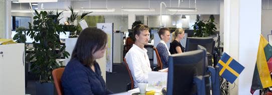 DFDS employees working on computers in DFDS' customer centre