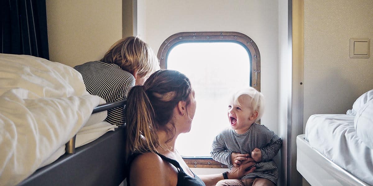 Matka z dwójką dzieci w kabinie promu