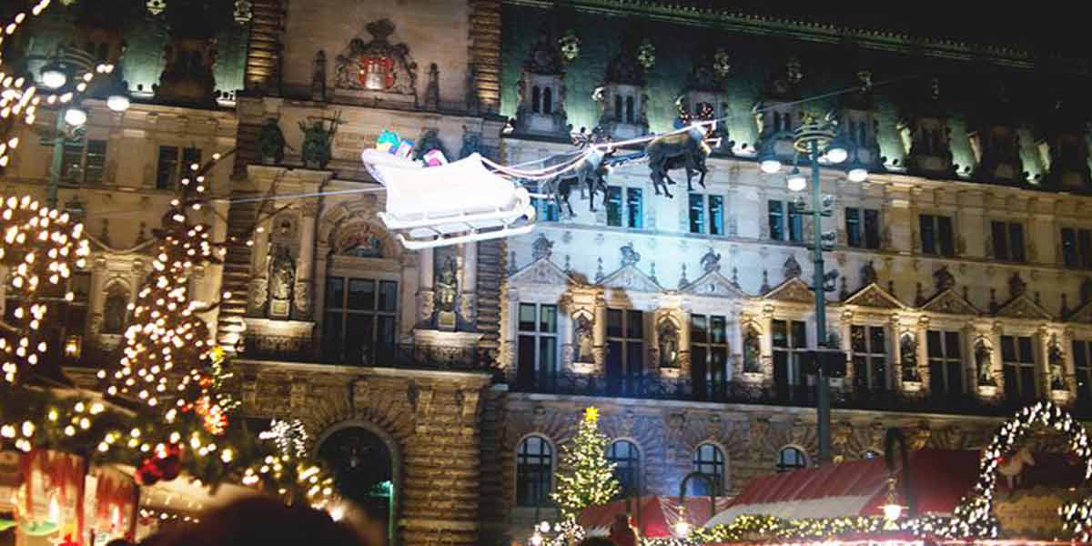 Flying Santa-Claus in Hamburg 