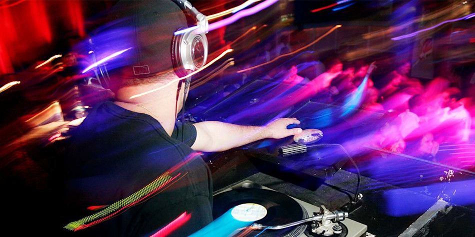 DJ live entertainment onboard 