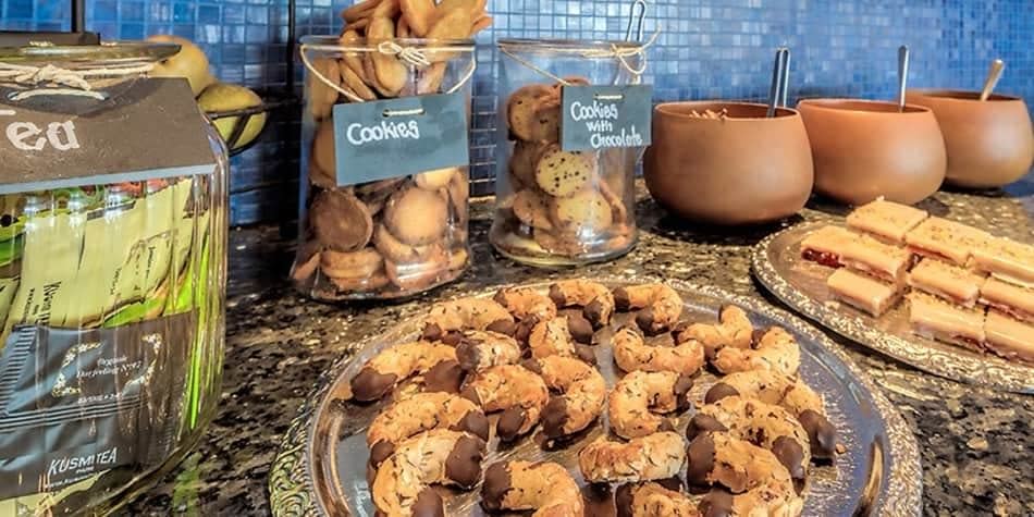 Diverse snacks som kaker, kjeks og nøtter