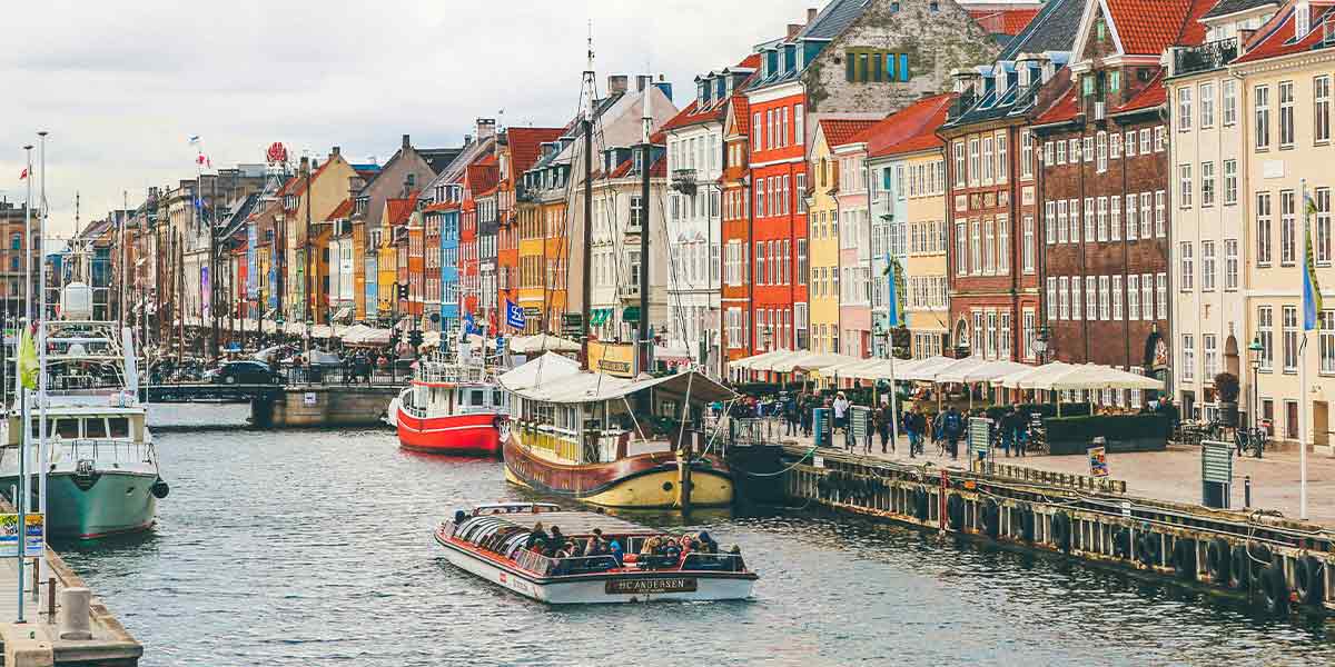 Kanalbåter i Nyhavn, København