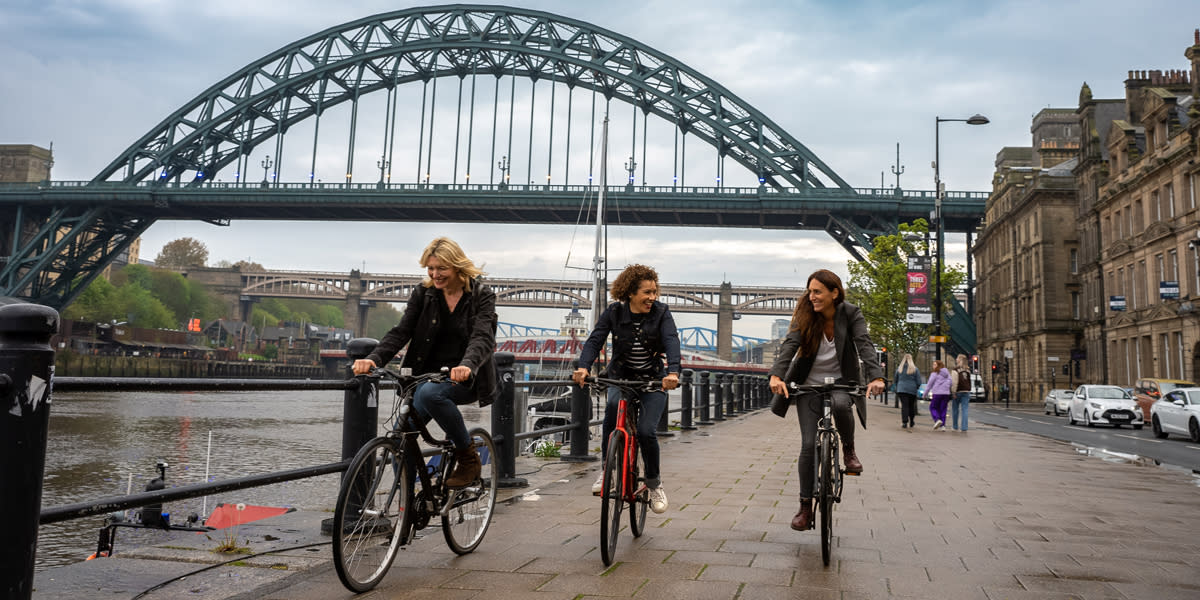 Fiets langs de rivier de Tyn