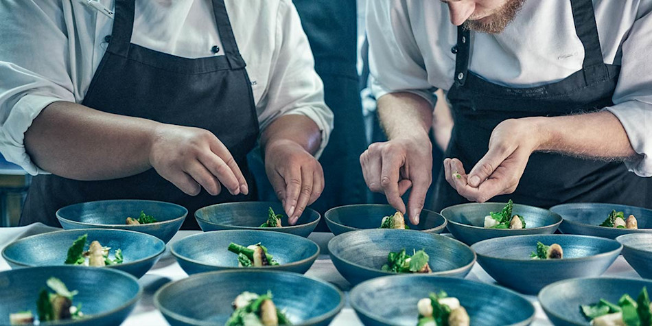 Chef preparing food in Sjo onboard restaurant