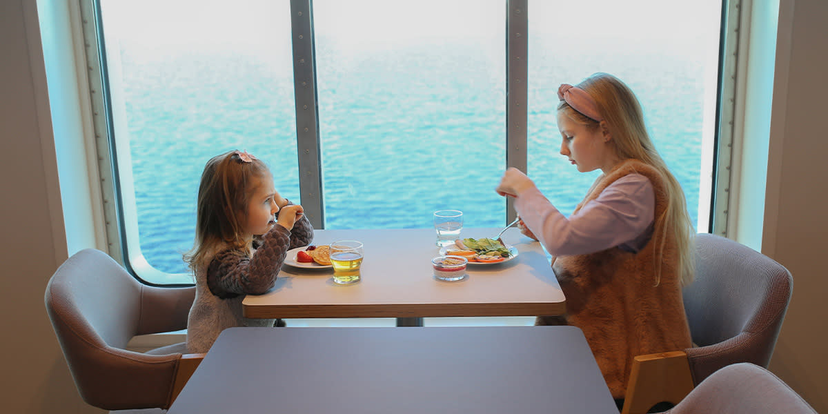 Bērni ēd uz kuģa