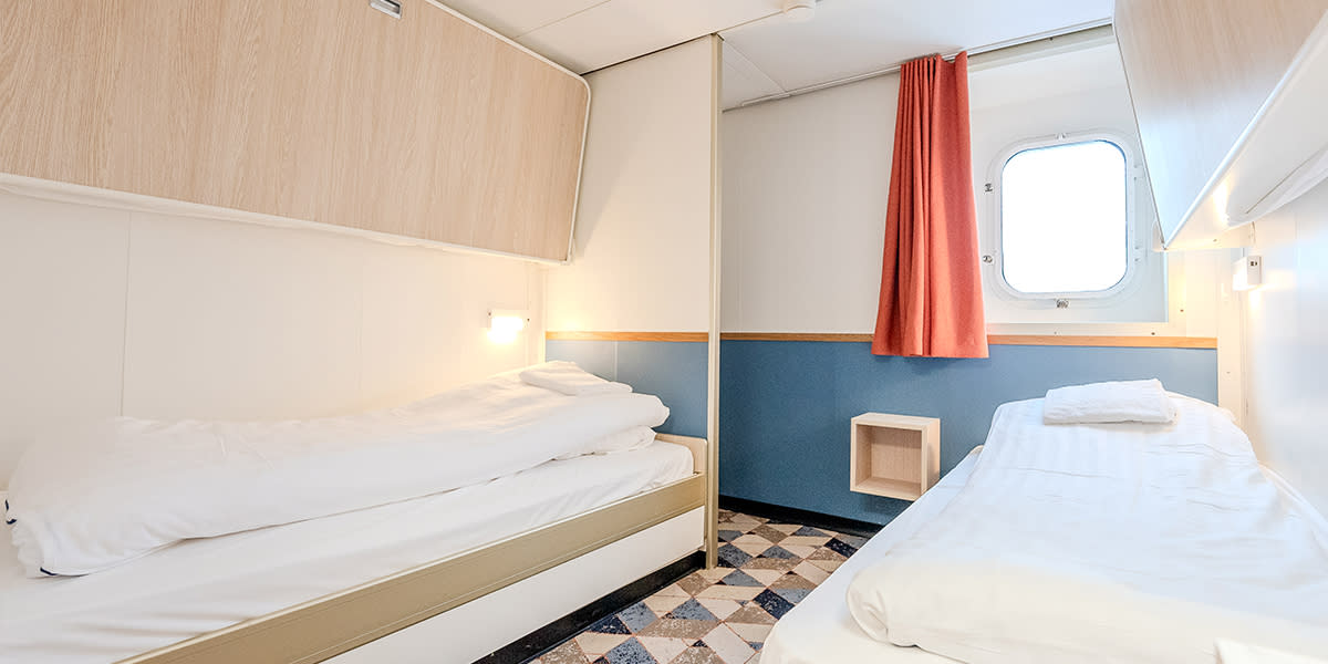 AN 26 04 112 A4 4-bed seaview cabin bunkbeds Web 1200x600