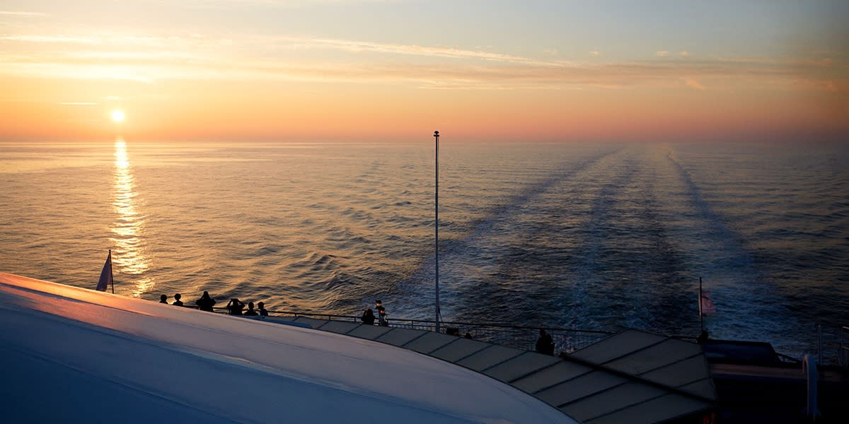 Solnedgang fra dækket om bord