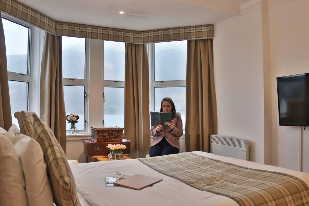 Doppelbett im Loch Long Hotel