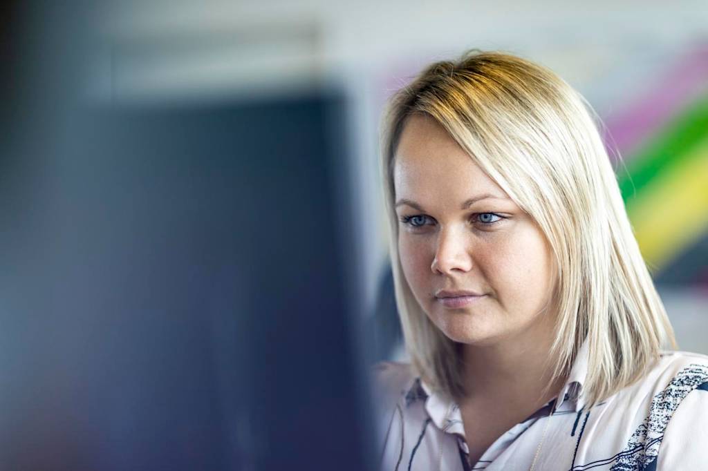 DFDS employee working at her desk dfds 2154