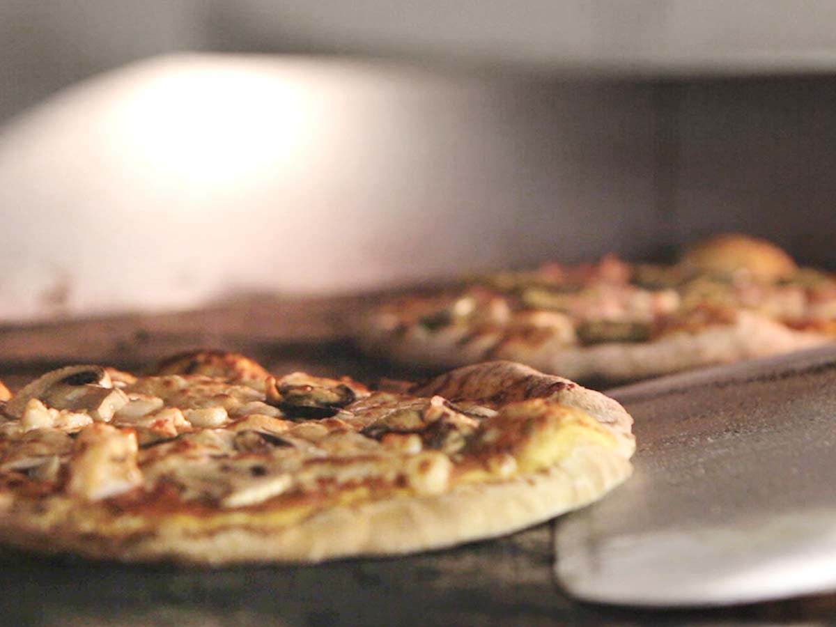 Lækker pizza i Little Italy på skibet