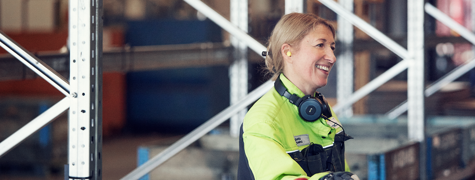 Arendal packing Gothenburg, DFDS employee woman expert, hero cropped
