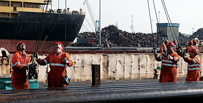 DFDS Logistics stevedores loading a vessel