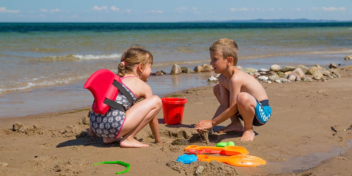 Barn på stranda i Danmark