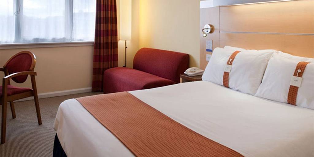 Comfortable hotel room Holiday-Inn-express-Waterfront