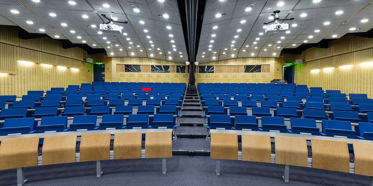 Blick auf das Konferenzsaal mit blauen Stühlen