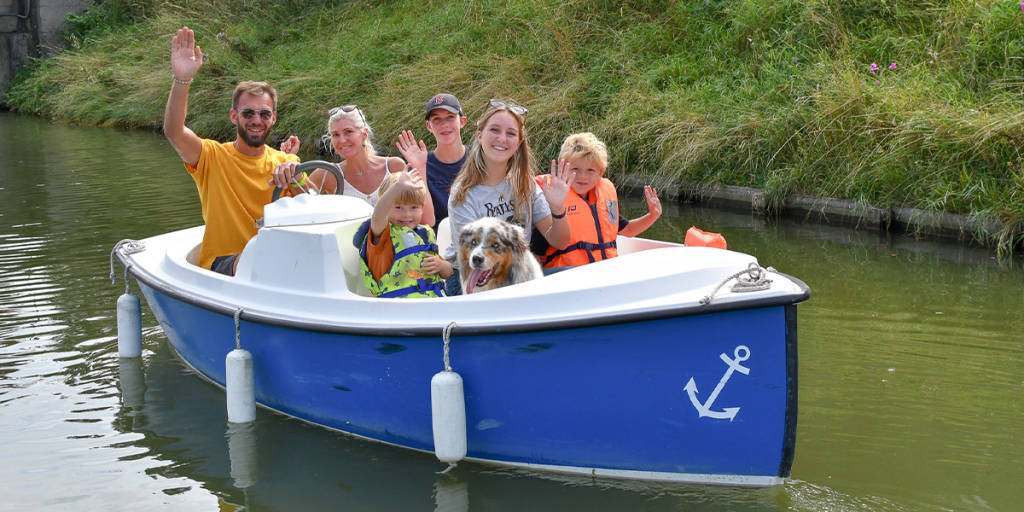 Family on a boat ride - credit Ville de Gravelines