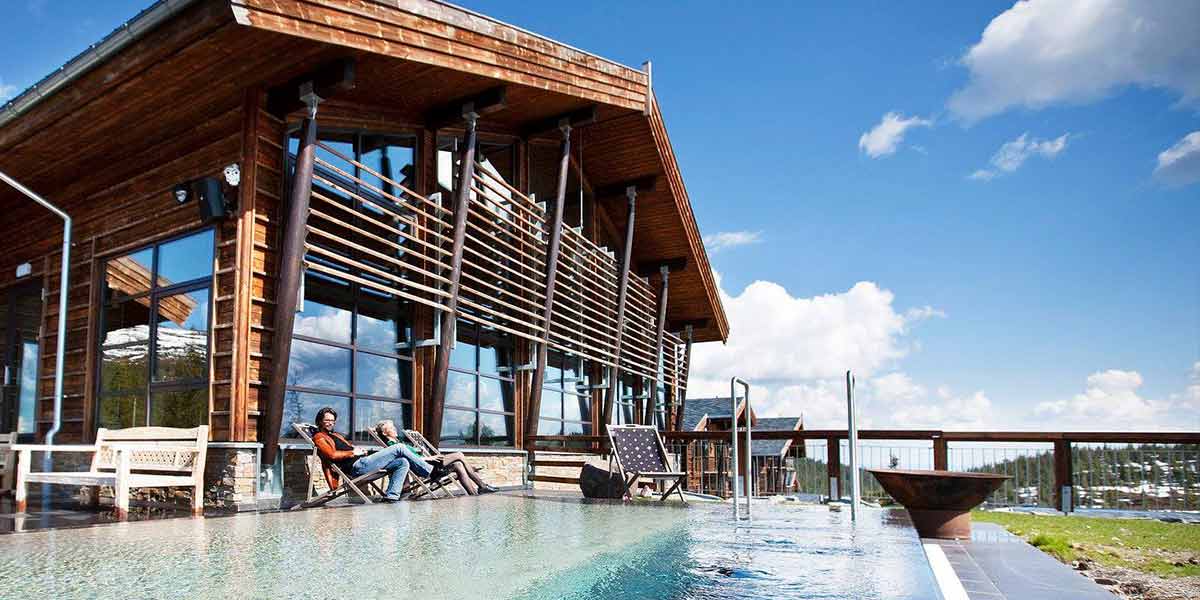 Hotellets terrasse og udendørs swimmingpool