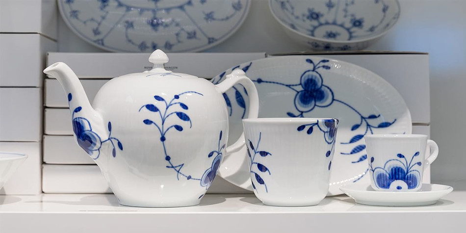 Teapot set on sale onboard the copenhagen-oslo ferry.