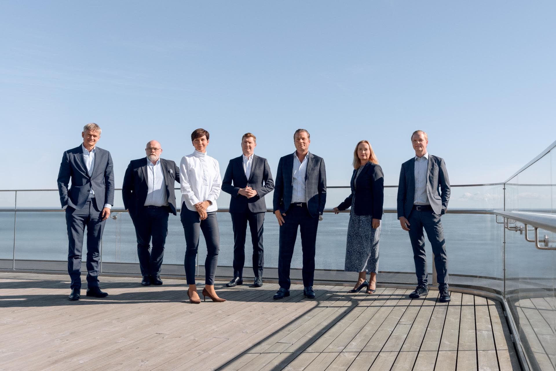 All EMT members of DFDS - standing from left to right: CEO Torben Carlsen, Niklas Andersson, Executive Vice President Logistics Division, CPO Erika Markvardsen, Mathieu Girardin, Executive Vice President Ferry Division, Martin Gade Gregersen, Senior Vice President, Head of Cold Chain, Logistics Division, CFO Karen Dyrskjøt Boesen and CTO Rune Keldsen. EMT 2025 09 HQ DK 165 5C0A2919 - 1920x1200px AHV