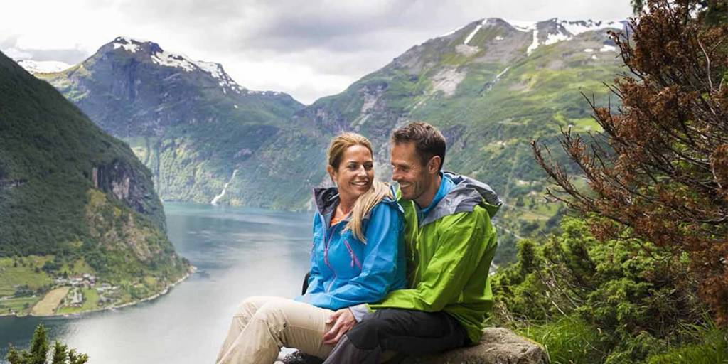 geiranger-fjord-couple