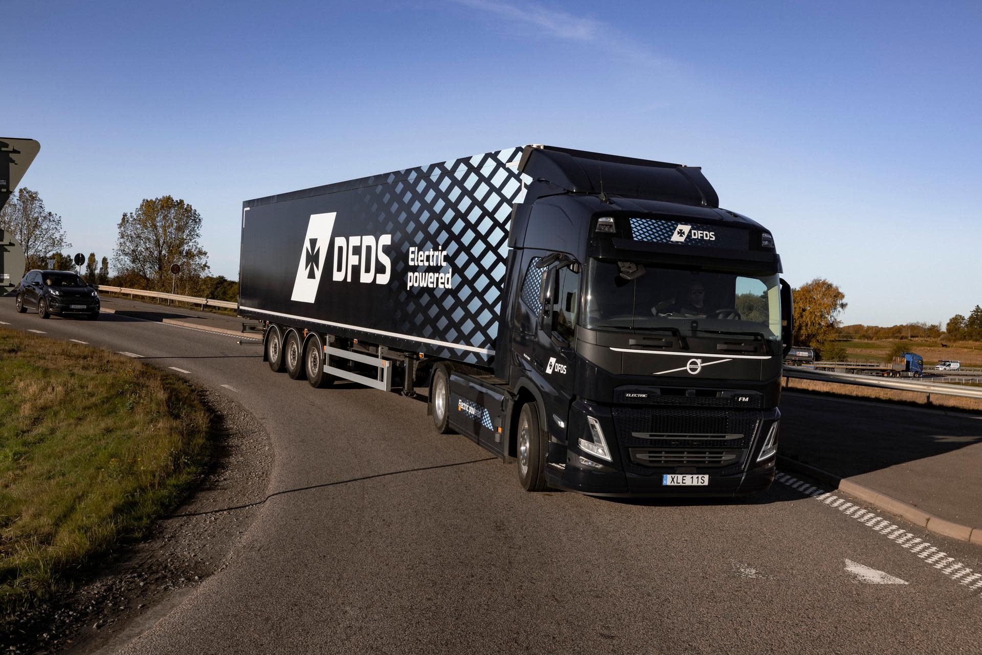 250A8121 - electric truck in dark blue DFDS livery - downloadable asset Media page in About section