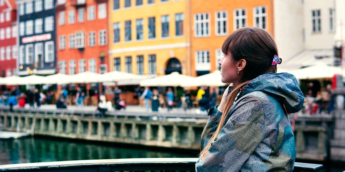 Dame på bro i Nyhavn