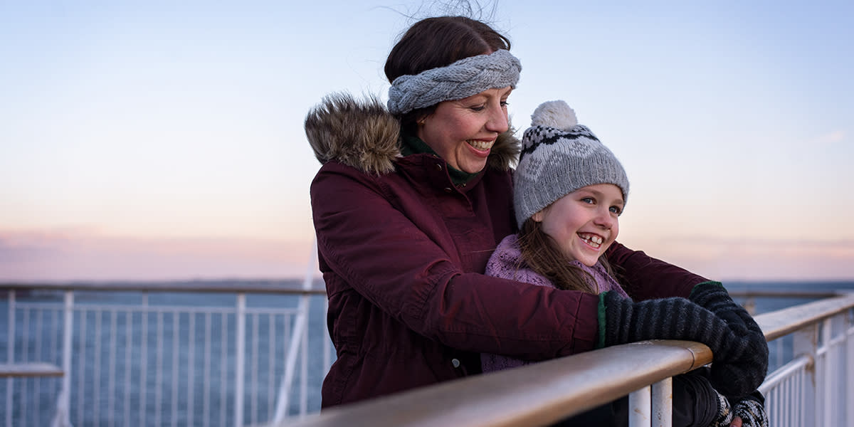 Mutter und Tochter auf dem Deck der DFDS Fähre