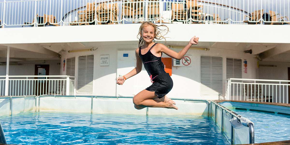 Jente hopper i bassenget på Pearl Seaways