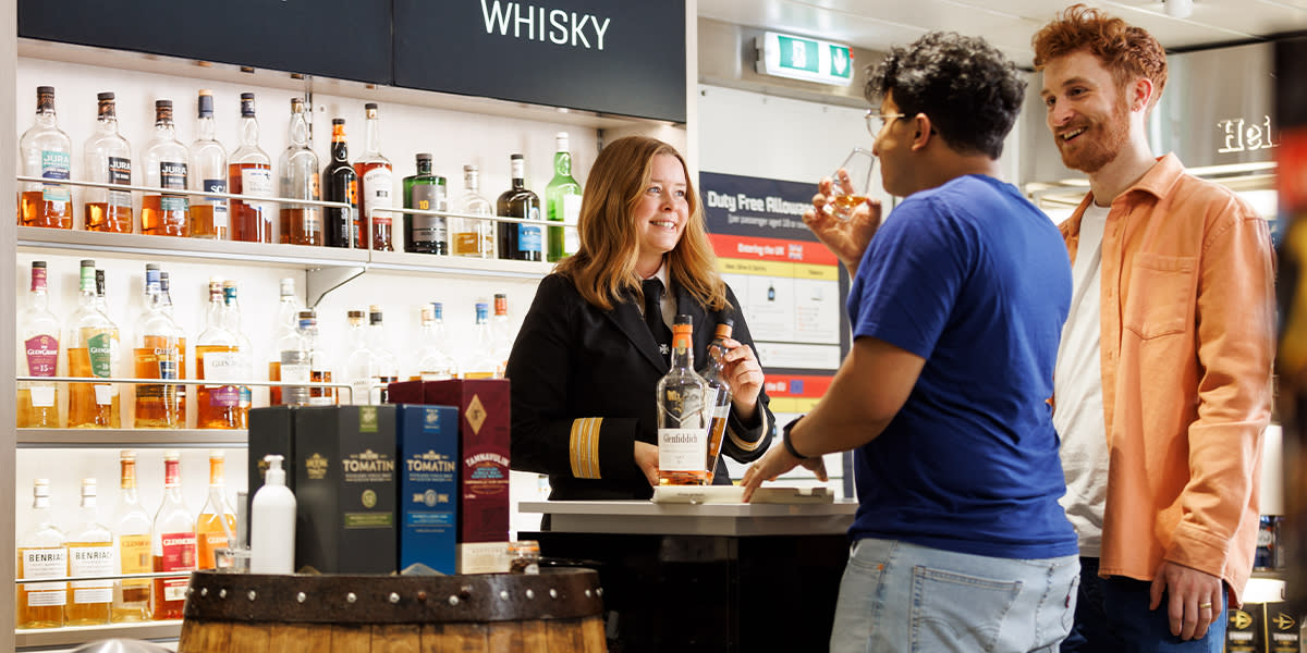 Zwei Männer probieren Whiskey im Duty-Free Shop