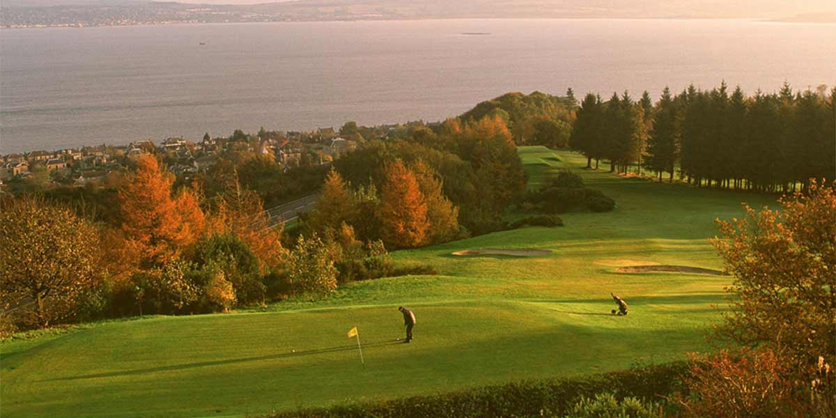 Play golf when travelling across the Scottish highlands golf-in-Scotland