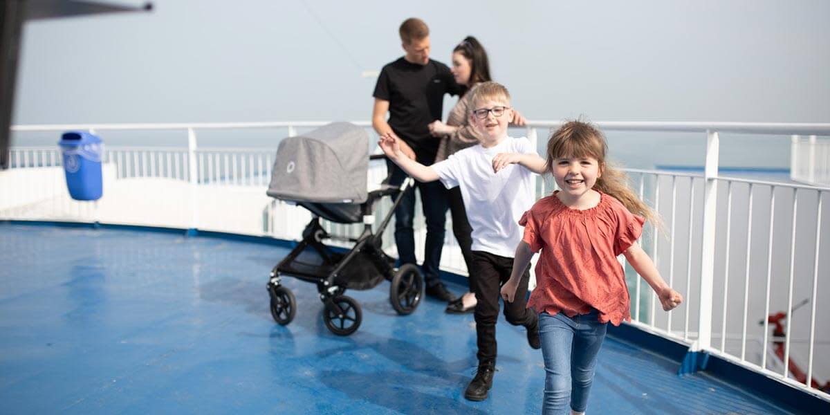 Familly à bord du ferry Douvres-Calais