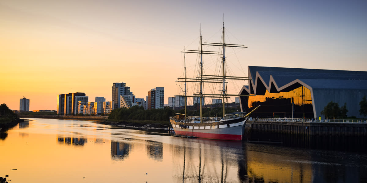 Blick auf das Transport Museum und dem Schiff Glenlee in Glasgow