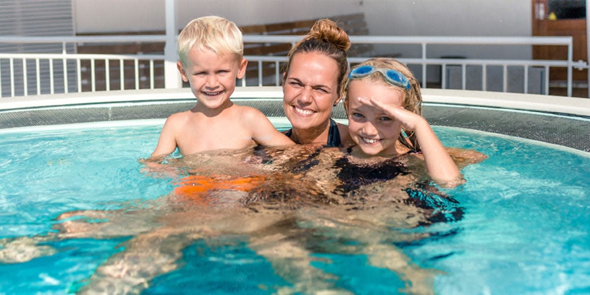 Mutter mit Kindern im Pool