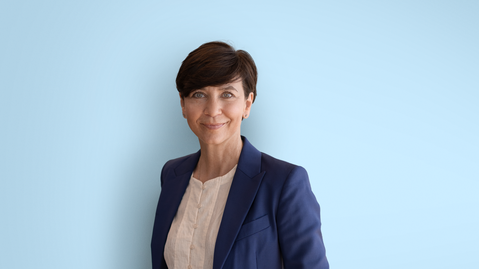 DFDS CPO Erika Markvardsen - 06/2025 DFDS 5C0A9589 blue BG - Erika Markvardsen - Management pages