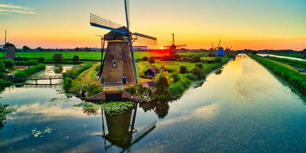 Mühlen auf dem Kanal in Kinderdijk, Holland