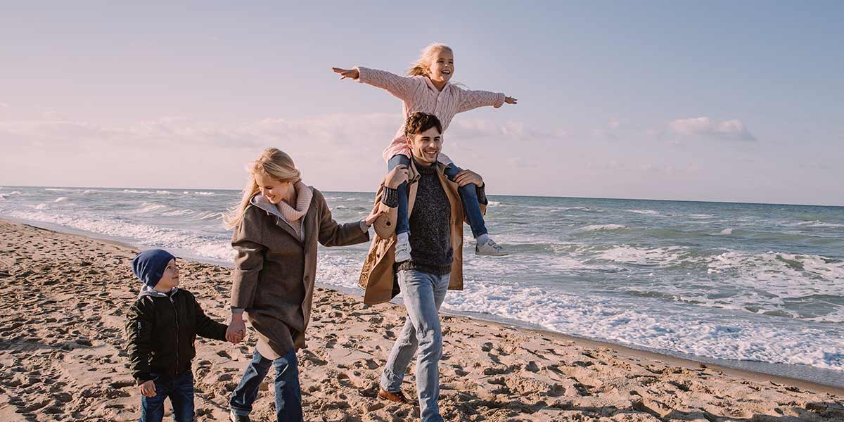 Familie på strand i Danmark