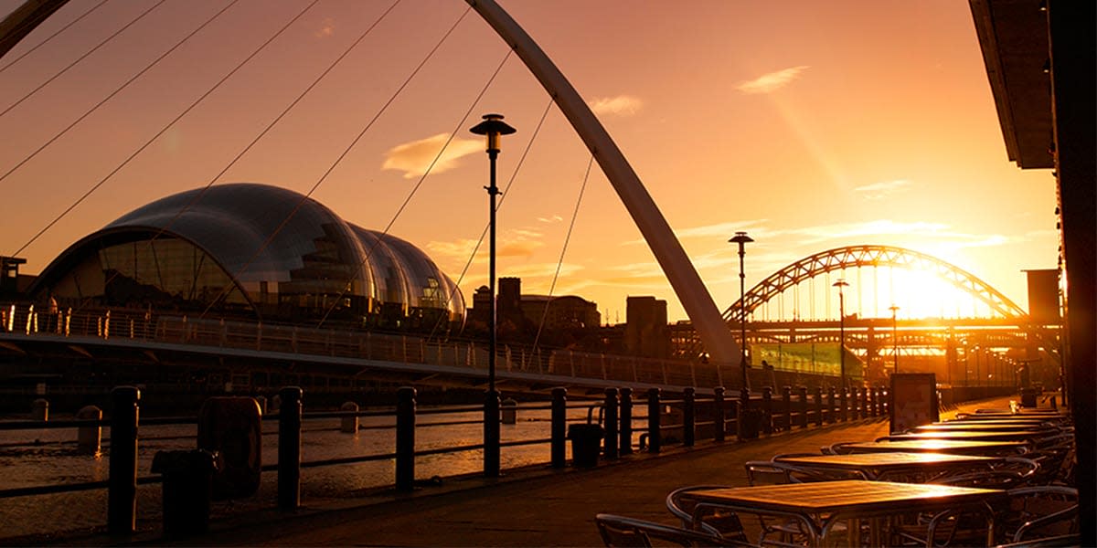 Solnedgang ved broene i Newcastle upon Tyne