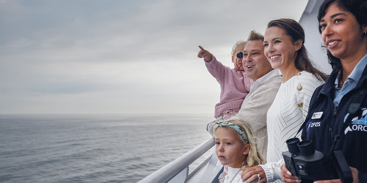 Rodzice z dziećmi i specjalistka z organizacji charytatywnej ORCA oglądają zwierzęta Morza Północnego