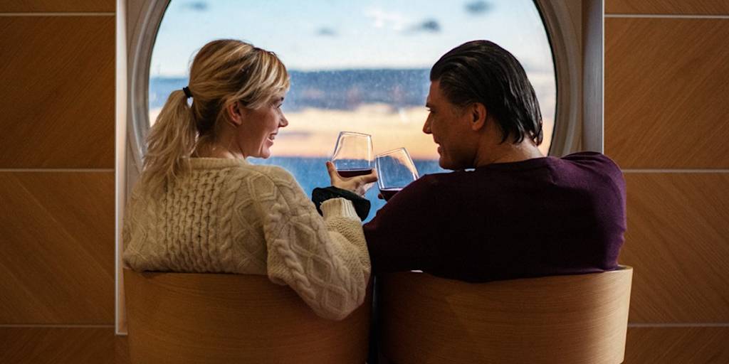 par nyder et glass i vinbaren Par i vinbaren