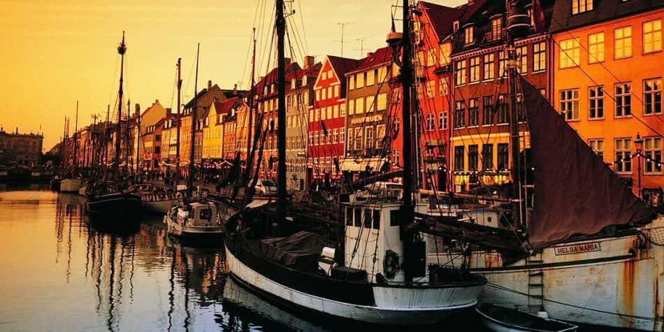 Łodzie i domy w dzielnicy Nyhavn