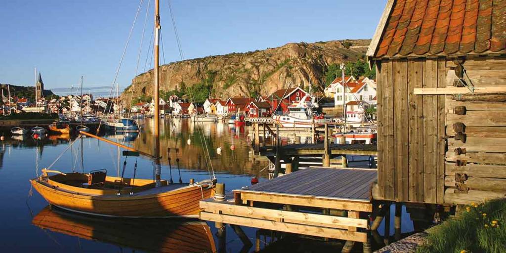 Jezioro z łódką w szweckim miasteczku