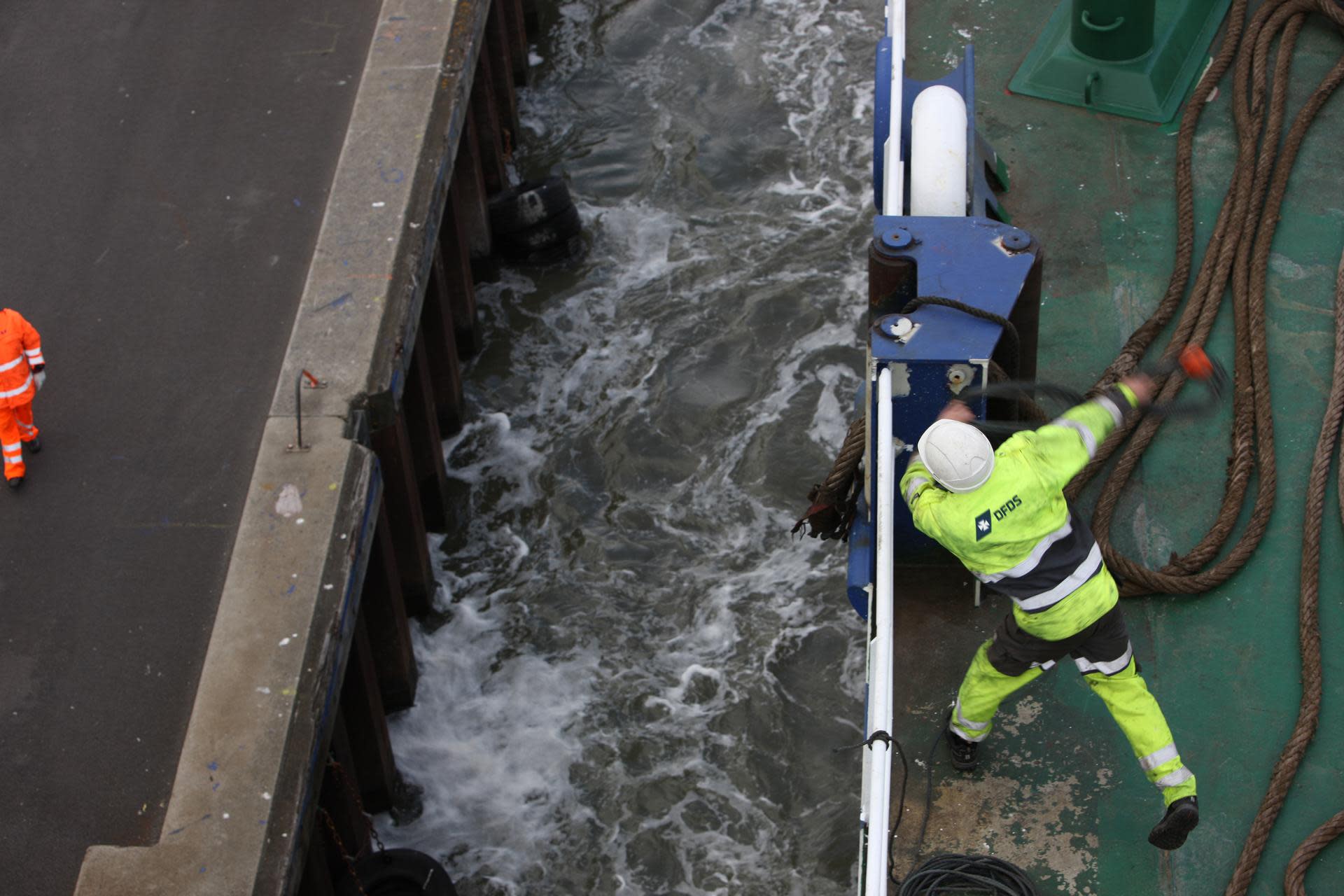 DFDS employee throws rope overboard 