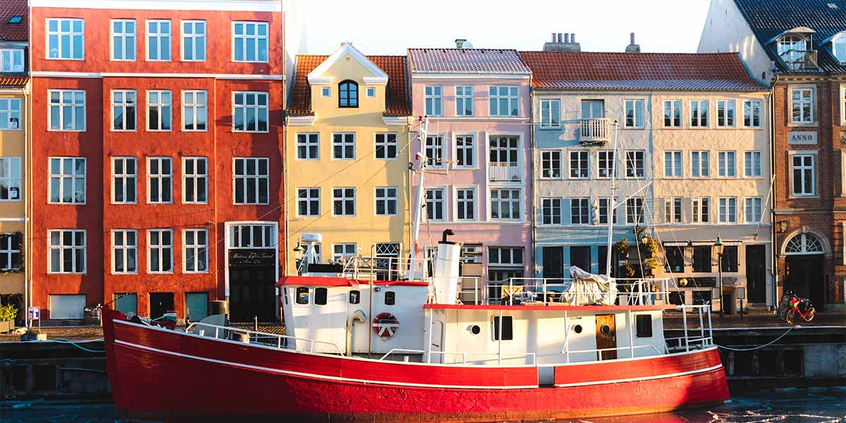 Båt på kanalen i København